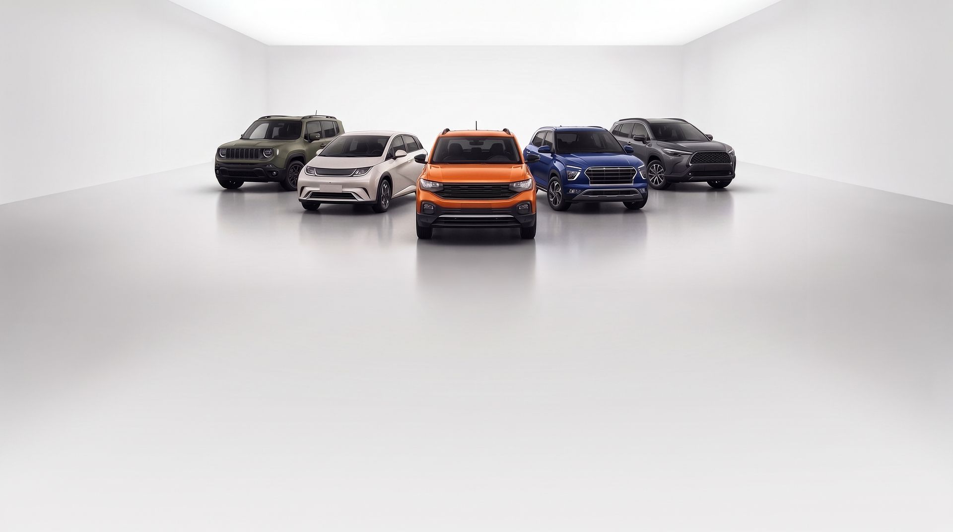 Cinco carros populares sem marca, lado a lado num estúdio branco: um SUV compacto verde, um hatch elétrico branco, um SUV compacto laranja à frente, um SUV azul e um crossover cinza.